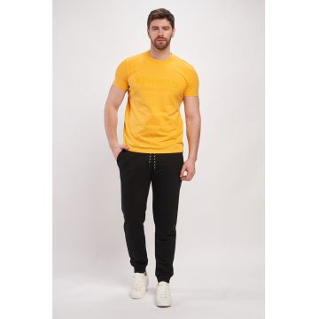 Tricou cu decolteu la baza gatului si logo Tricou cu decolteu la baza gatului si logo