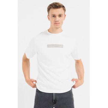 Tricou cu decolteu la baza gatului si logo