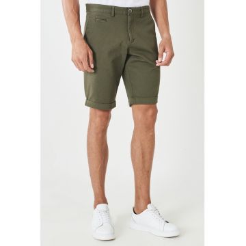 Pantaloni chino scurti cu talie medie