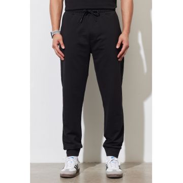 Pantaloni sport din amestec de bumbac cu buzunare cu fermoar