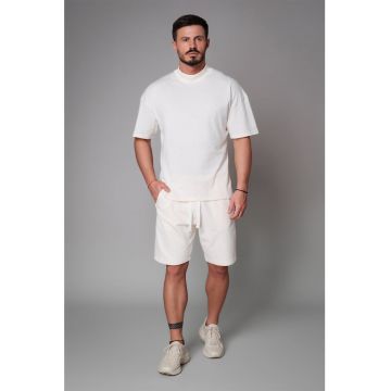 Set de tricou cu decolteu la baza gatului si pantaloni scurti