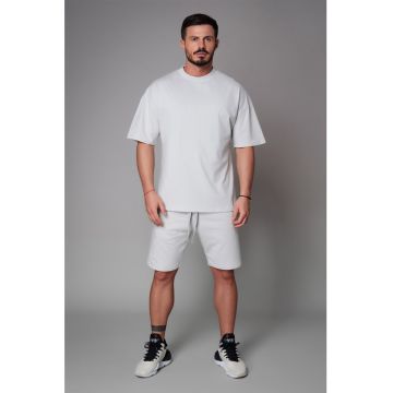 Set de tricou cu decolteu la baza gatului si pantaloni scurti