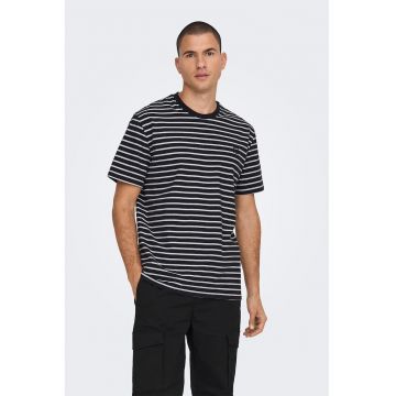 Tricou in dungi cu decolteu la baza gatului Tricou in dungi cu decolteu la baza gatului