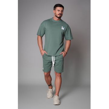 Set de tricou cu decolteu la baza gatului si pantaloni scurti