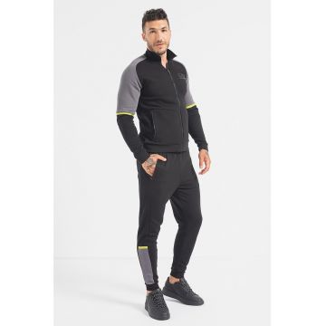 Trening cu model colorblock si uni