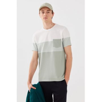 Tricou cu decolteu la baza gatului si dungi