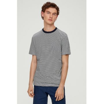 Tricou cu decolteu la baza gatului si model in dungi