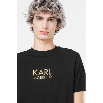 Tricou din bumbac cu decolteu la baza gatului si aplicatie logo