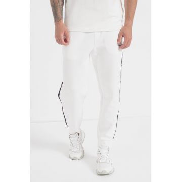 Pantaloni sport cu snur si benzi laterale contrastante