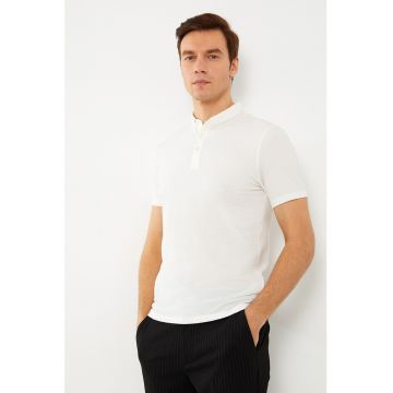 Tricou slim fit cu fenta cu nasturi