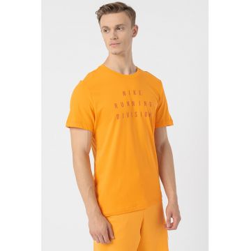 Tricou cu imprimeu logo si Dri-FIT pentru alergare