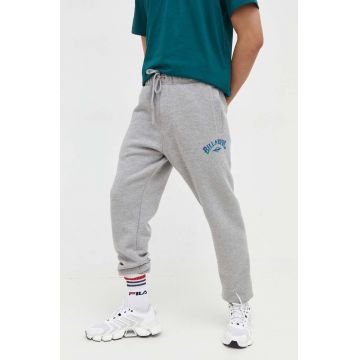 Billabong pantaloni de trening culoarea gri, cu imprimeu