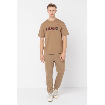 Tricou cu decolteu la baza gatului cu logo Dakaishi
