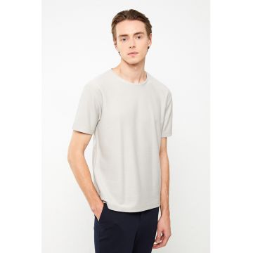 Tricou cu decolteu la baza gatului