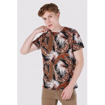 Tricou cu decolteu la baza gatului si model tropical Tricou cu decolteu la baza gatului si model tropical