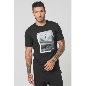 Tricou cu decolteu la baza gatului si imprimeu foto