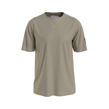 Tricou cu decolteu la baza gatului