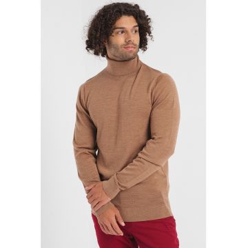Pulover tricotat fin din lana merinos cu guler inalt