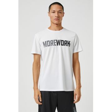 Tricou cu imprimeu text si decolteu la baza gatului