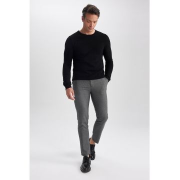 Pulover slim fit cu decolteu la baza gatului