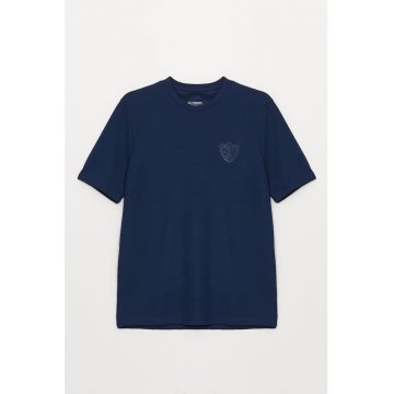 Tricou cu decolteu la baza gatului si aplicatie text