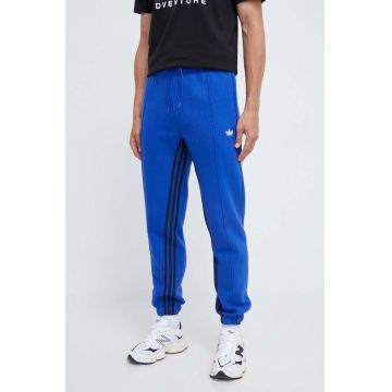 adidas Originals pantaloni de trening cu imprimeu