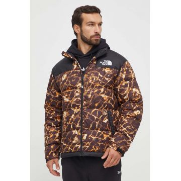The North Face geaca de puf barbati, culoarea maro, de iarna, oversize