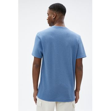 Tricou cu aspect texturat si decolteu la baza gatului