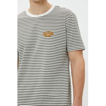 Tricou cu dungi si decolteu la baza gatului