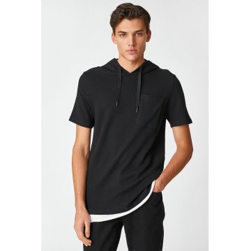 Tricou cu gluga si buzunar aplicat