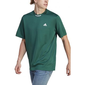 Tricou lejer cu decolteu la baza gatului