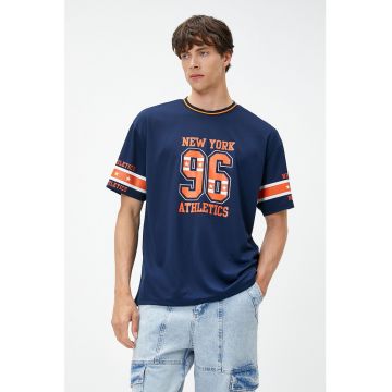 Tricou cu decolteu la baza gatului si imprimeu College