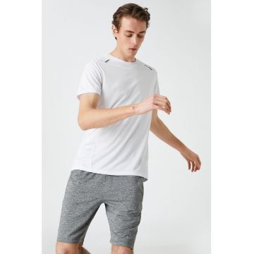 Tricou cu decolteu la baza gatului