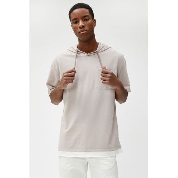 Tricou cu gluga si buzunar pe piept