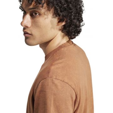 Tricou lejer cu decolteu la baza gatului