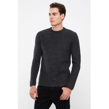 Pulover cu decolteu la baza gatului si model uni
