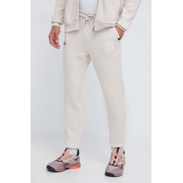 47brand pantaloni de trening MLB New York Yankees culoarea bej, cu imprimeu