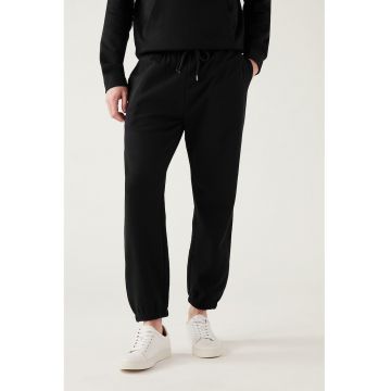 Pantaloni de trening cu croiala conica si buzunare oblice - Negru