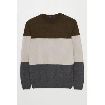 Pulover cu decolteu la baza gatului si model colorblock