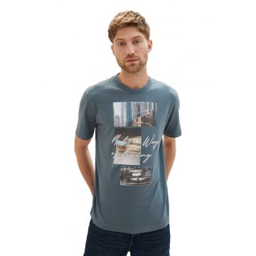 Tricou cu imprimeu si decolteu la baza gatului