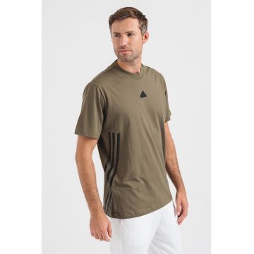 Tricou lejer cu decolteu la baza gatului