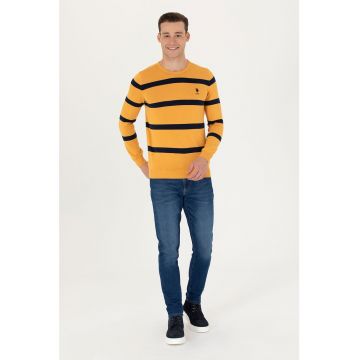 Pulover cu decolteu la baza gatului si model in dungi
