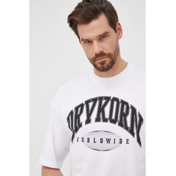 Drykorn tricou din bumbac culoarea alb, cu imprimeu