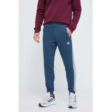adidas Originals pantaloni de trening cu imprimeu