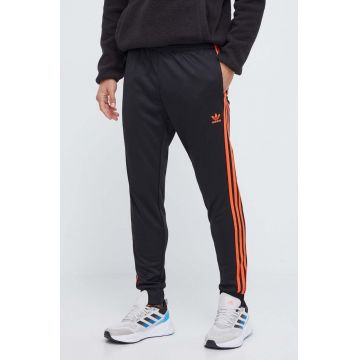 adidas Originals pantaloni de trening culoarea negru, cu imprimeu