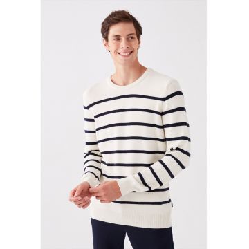 Pulover cu decolteu la baza gatului si model in dungi