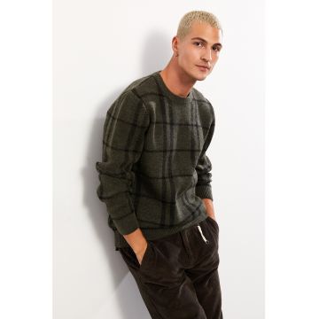Pulover cu decolteu la baza gatului si model in carouri