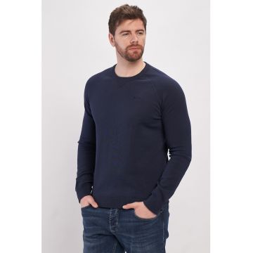 Pulover cu decolteu la baza gatului si maneci raglan