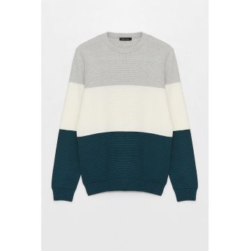 Pulover cu decolteu la baza gatului si model colorblock