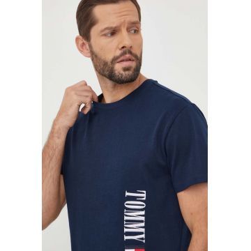 Tommy Jeans tricou din bumbac barbati, culoarea albastru marin, cu imprimeu